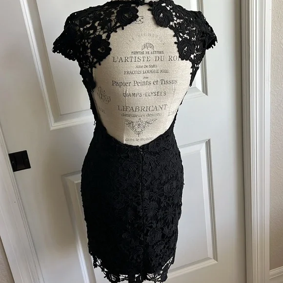 EUC Lulus Black Lace overlay Open-back Dress size small - Picture 6 of 8